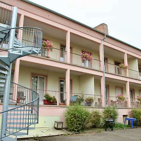 Auberge De Jeunesse Hostel *